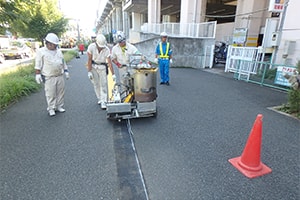 施工実績6: 溶融セフテイガイド 施工中